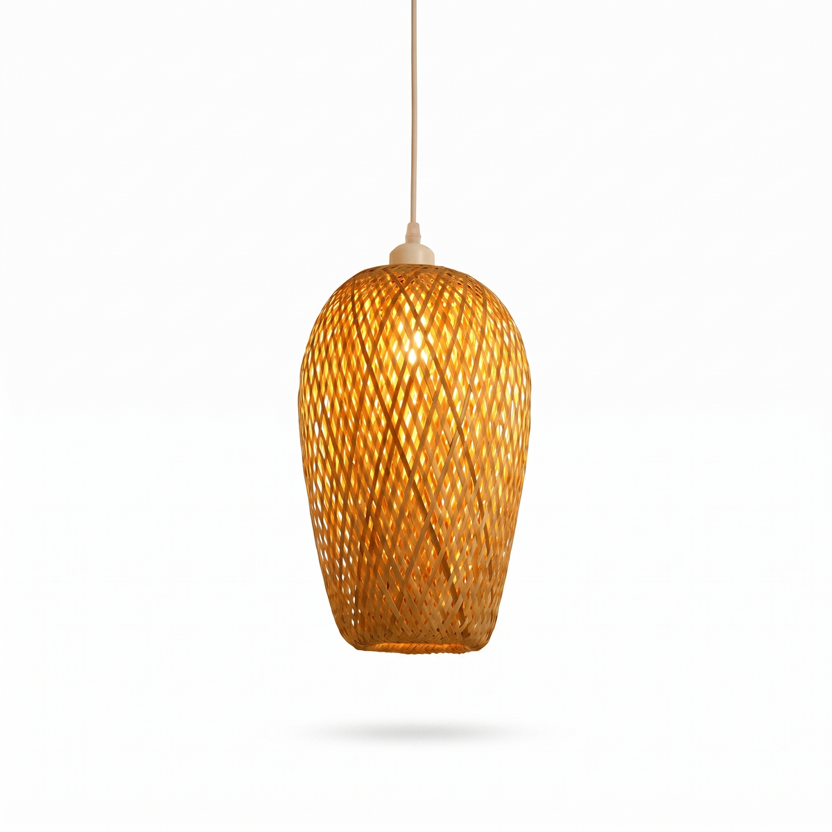 Suspension tulipe en rotin tressé sur fond blanc