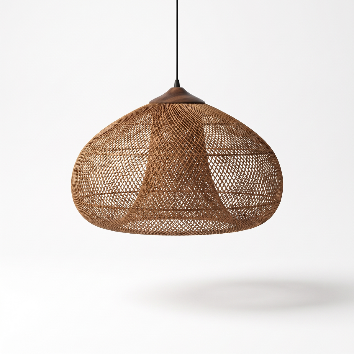 Lustre alvéolé en bambou et bois sur fond blanc