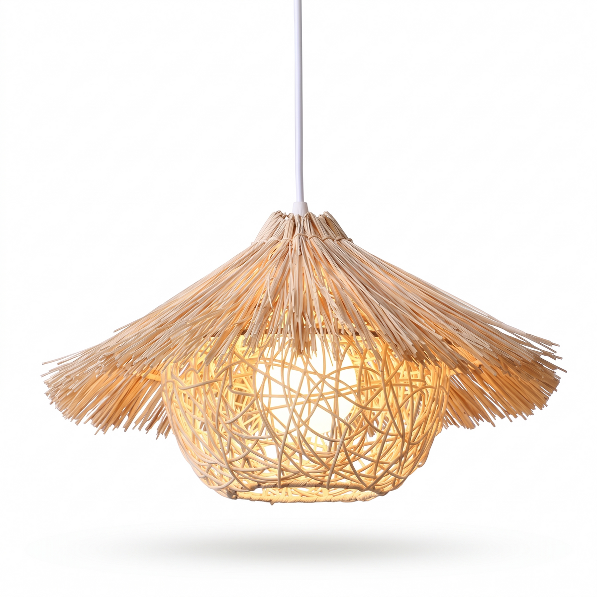 Suspension ronde en bambou et bois sur fond blanc