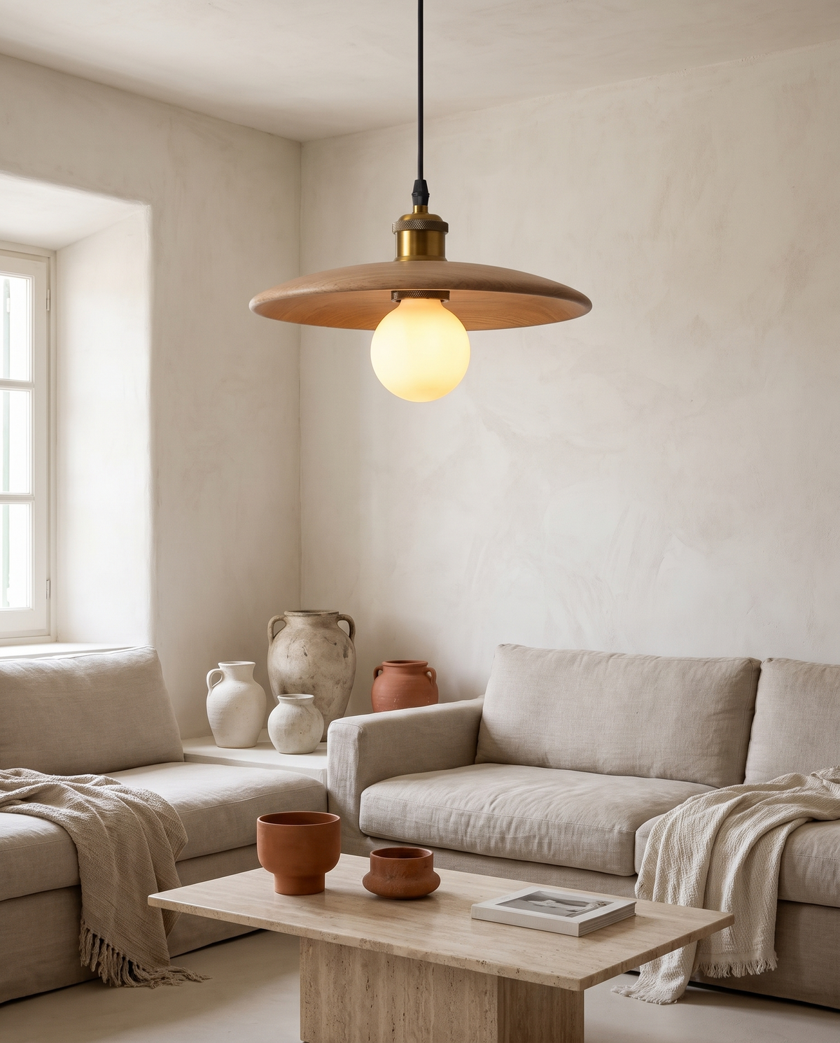 Suspension arquée en bois et bambou en situation dans un intérieur