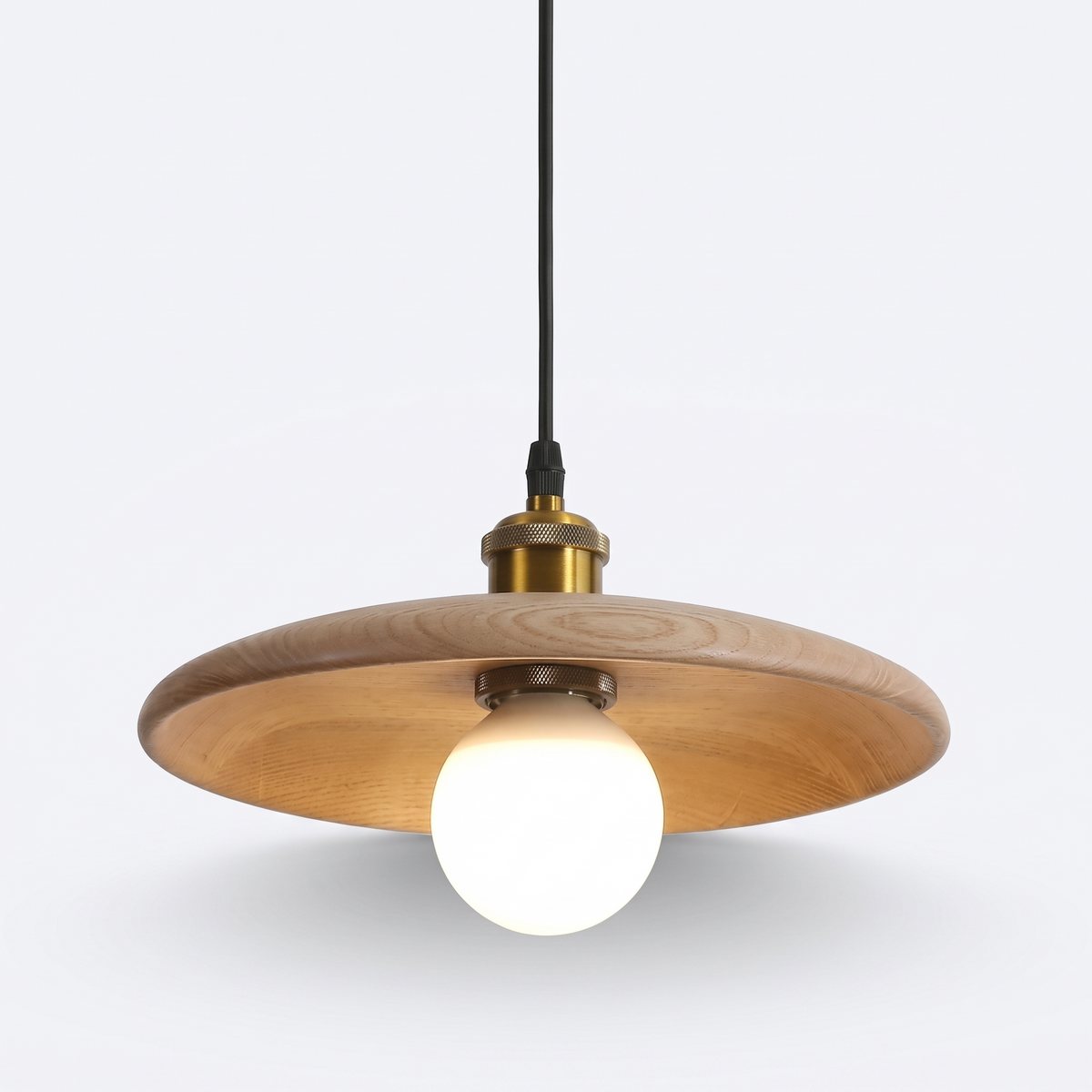 Suspension arquée en bois et bambou sur fond blanc