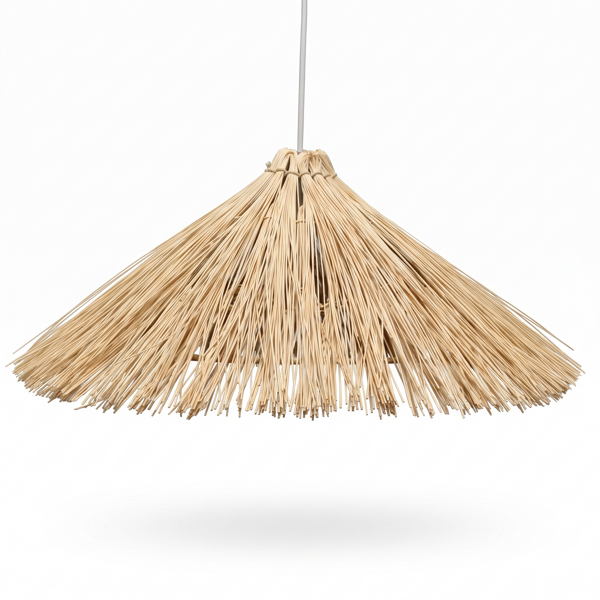 Suspension chapeau en rotin beige sur fond blanc