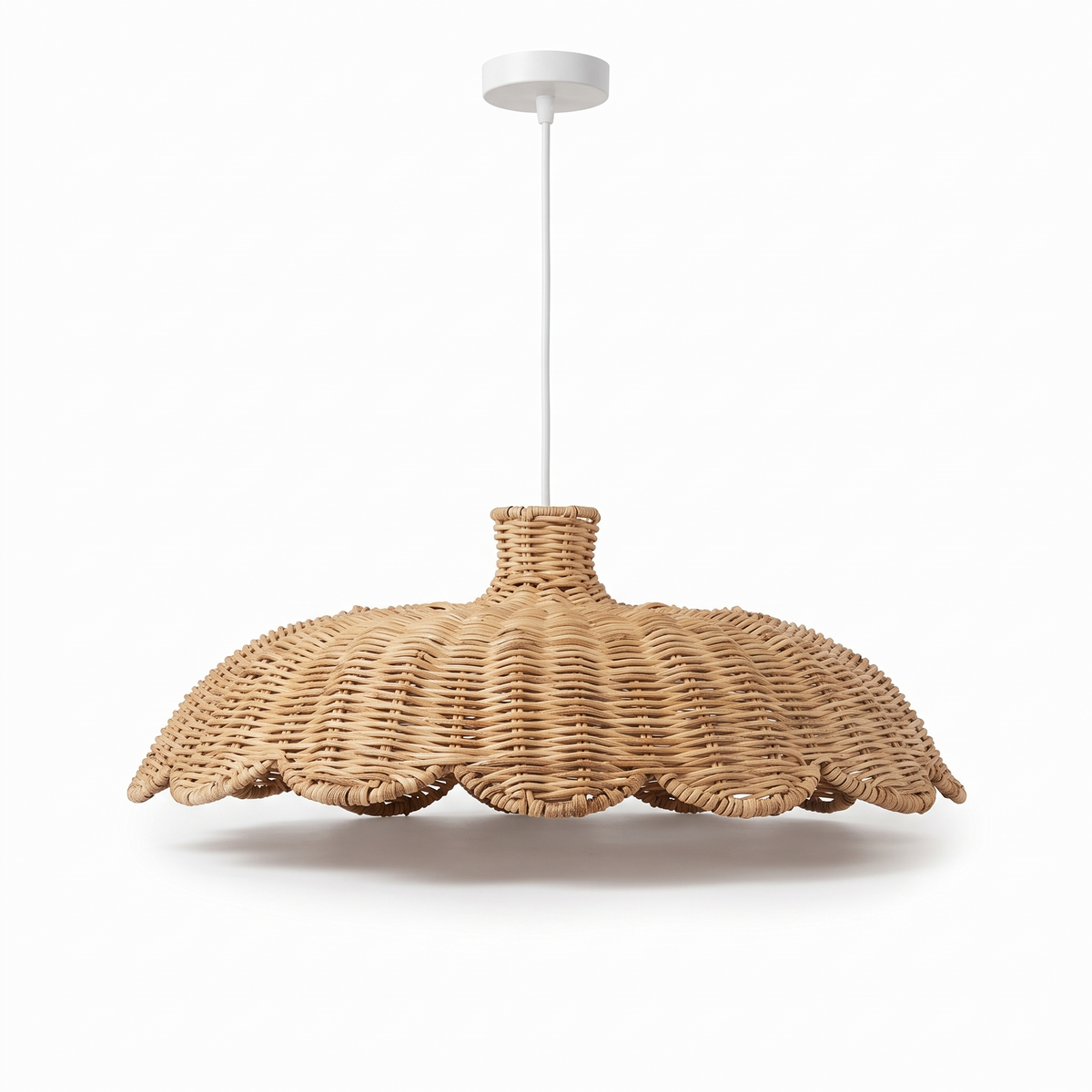 Suspension coiffe en rotin et osier marron sur fond blanc