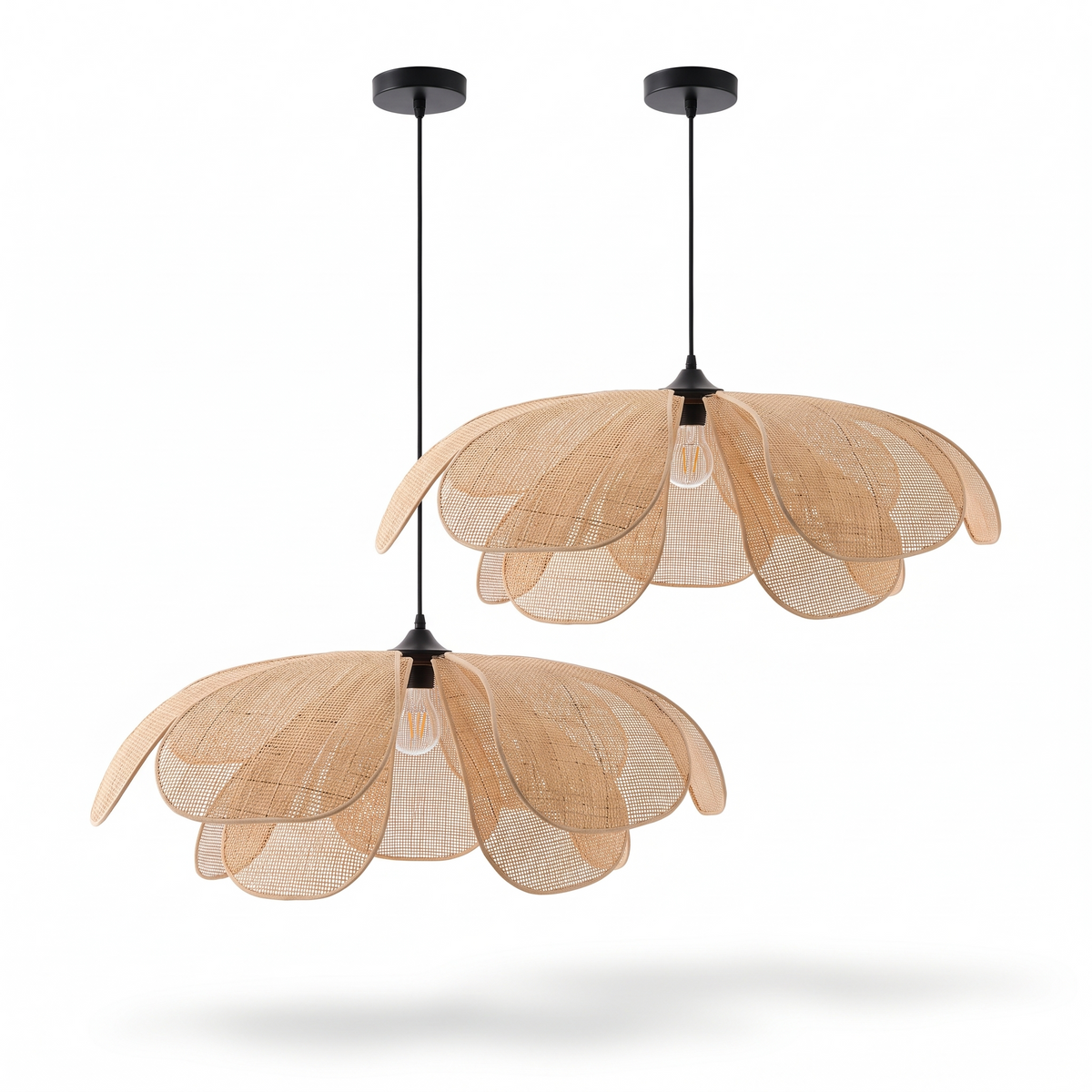 Lustre fleur en rotin sur fond blanc