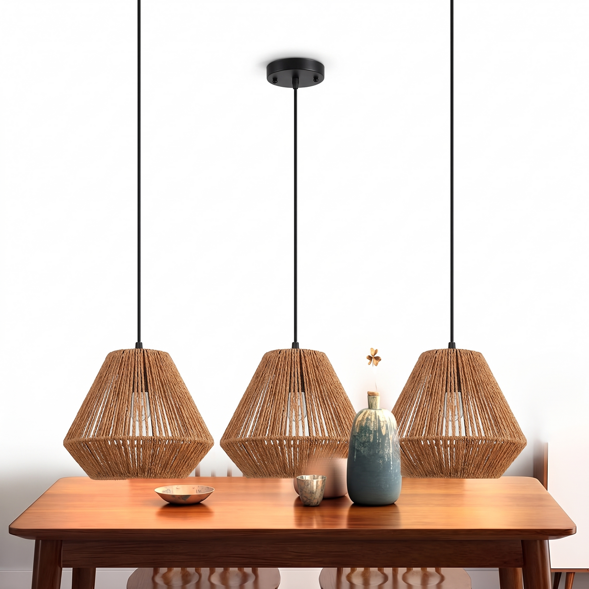 Lustre 3 feux en rotin et métal sur fond blanc