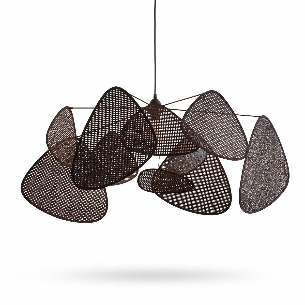 Lustre multi-panneaux en rotin noir sur fond blanc