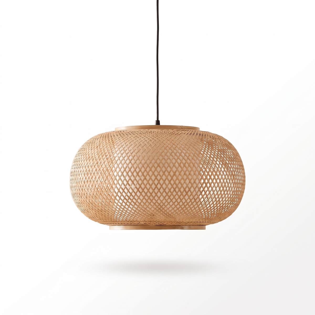 Suspension tambour en bambou tressé sur fond blanc
