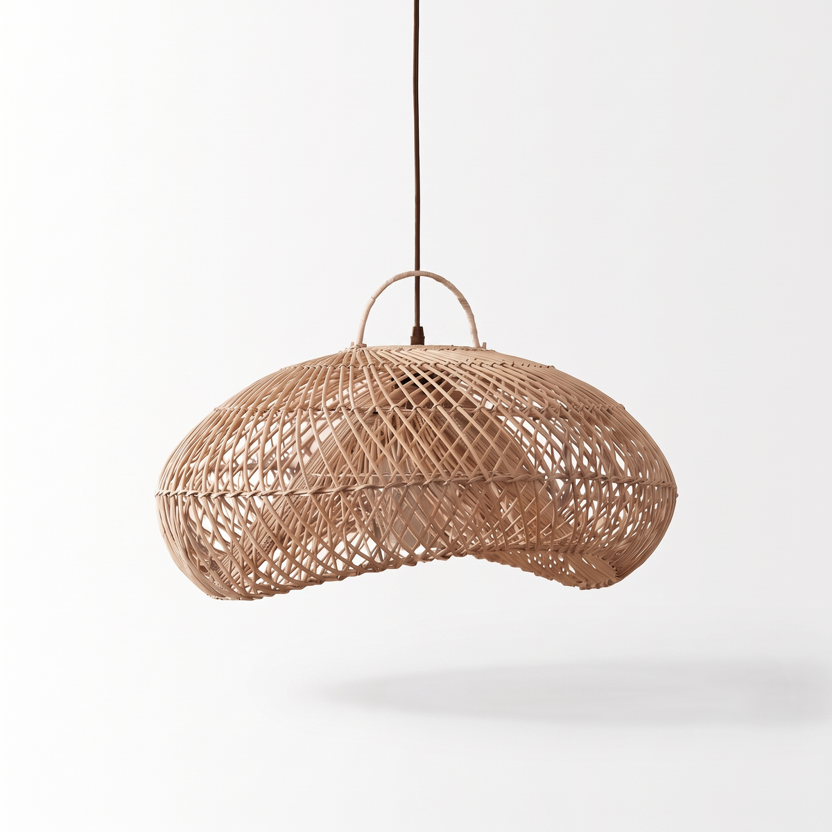 Suspension organique en rotin beige doré sur fond blanc