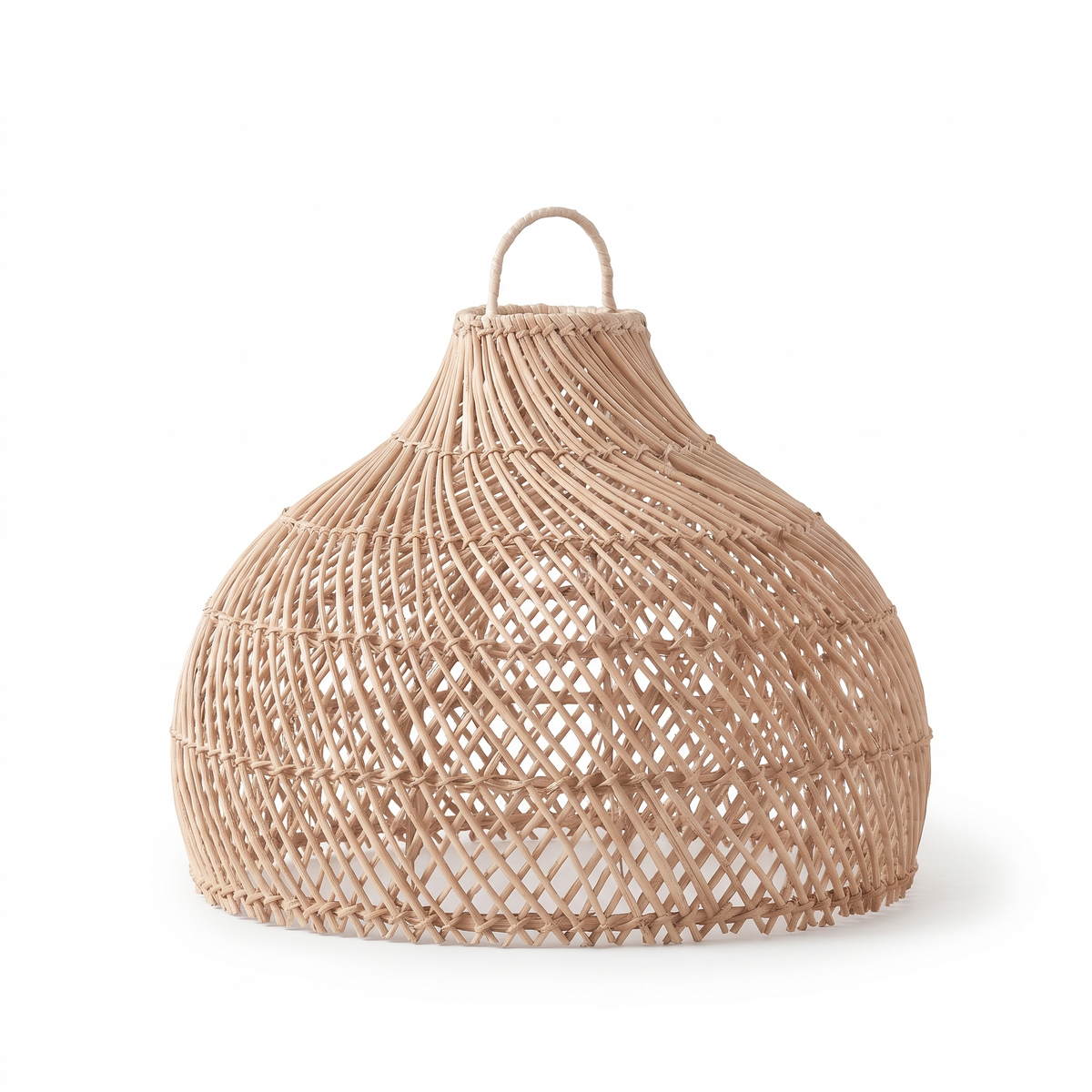 Suspension dôme évasé en rotin beige doré sur fond blanc