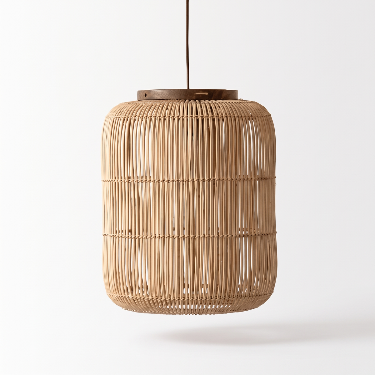 Suspension cylindre japandi en rotin sur fond blanc