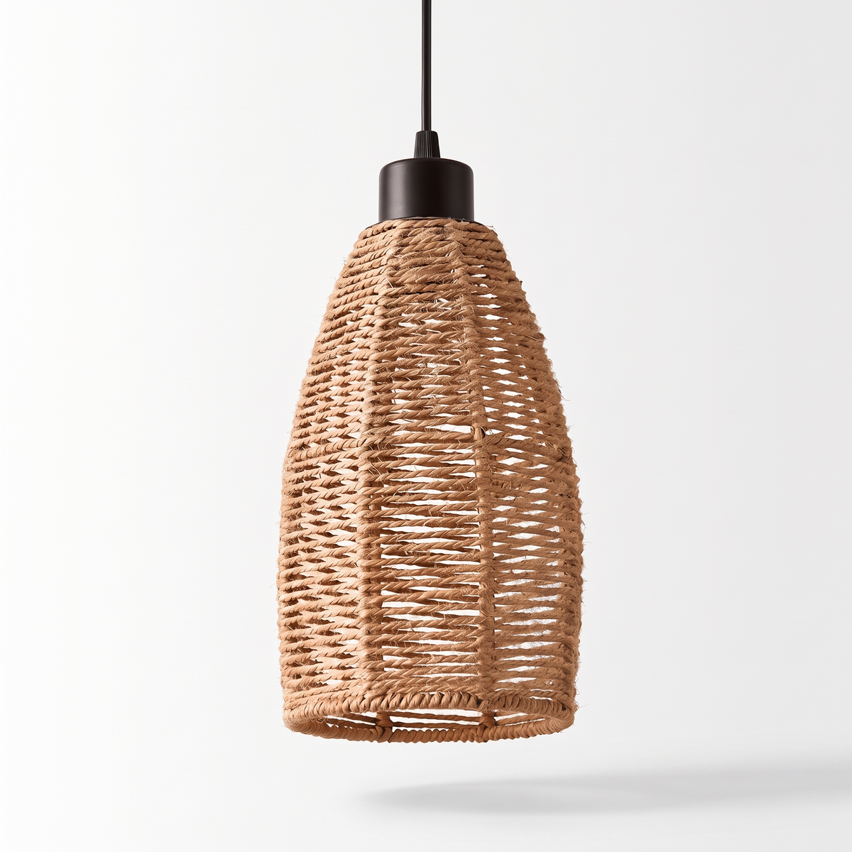 Suspension fuseau en rotin sur fond blanc
