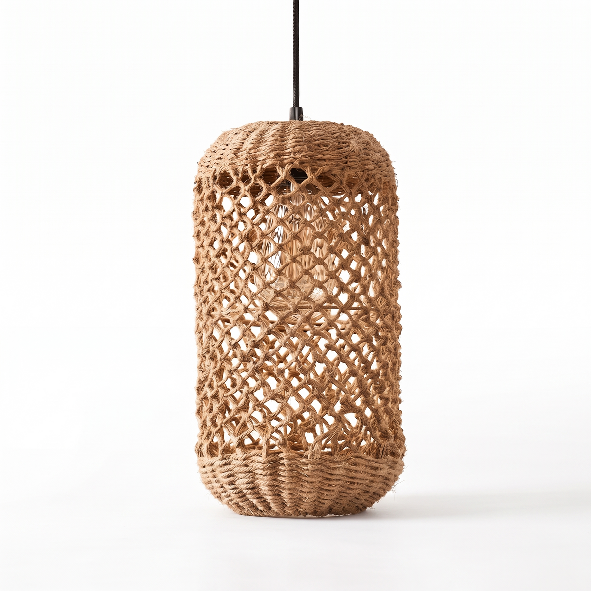 Suspension lanterne cylindre en rotin sur fond blanc