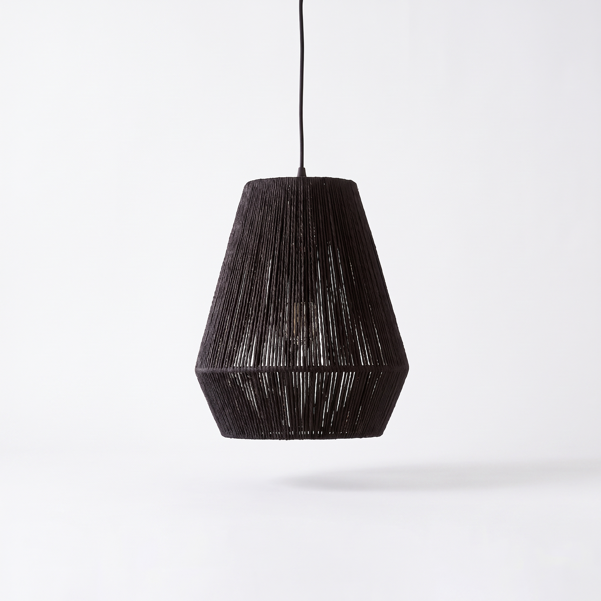 Petite suspension cloche en rotin noir sur fond blanc