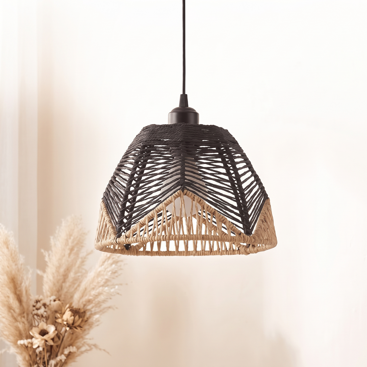 Suspension cloche bicolore en rotin noir et beige sur fond blanc