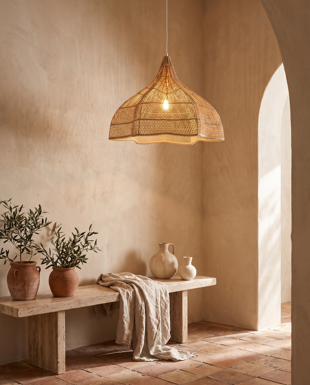 Suspension tulipe en rotin beige en situation dans un intérieur