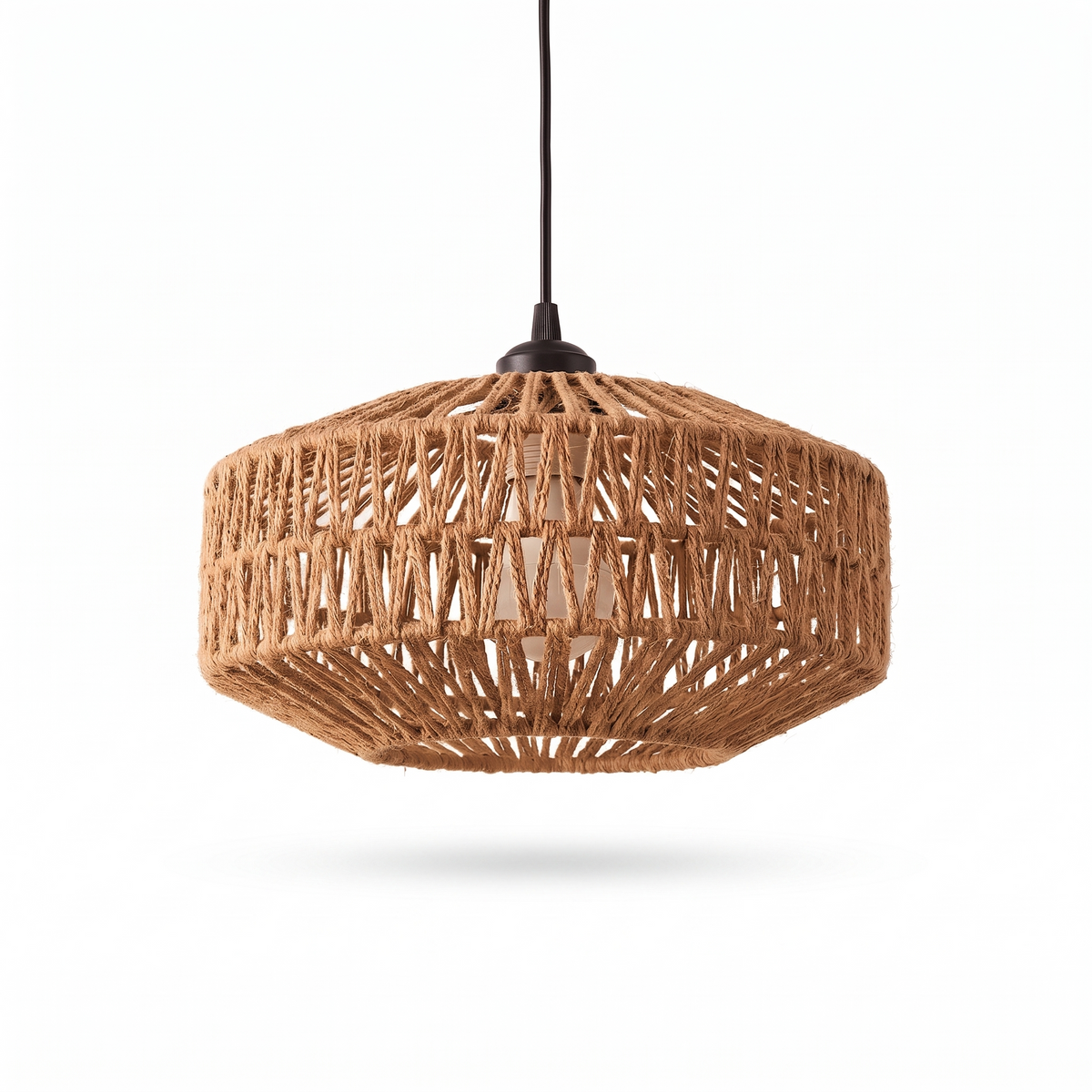 Suspension hexagonale ajourée en rotin sur fond blanc