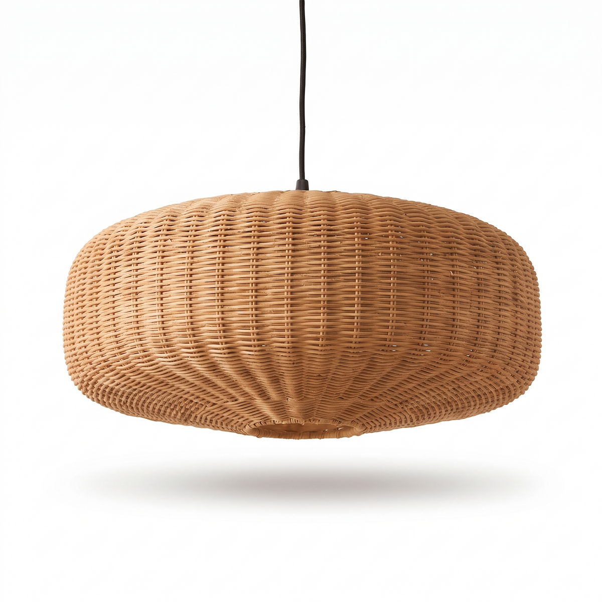 Suspension tambour arrondi en rotin bicolore sur fond blanc