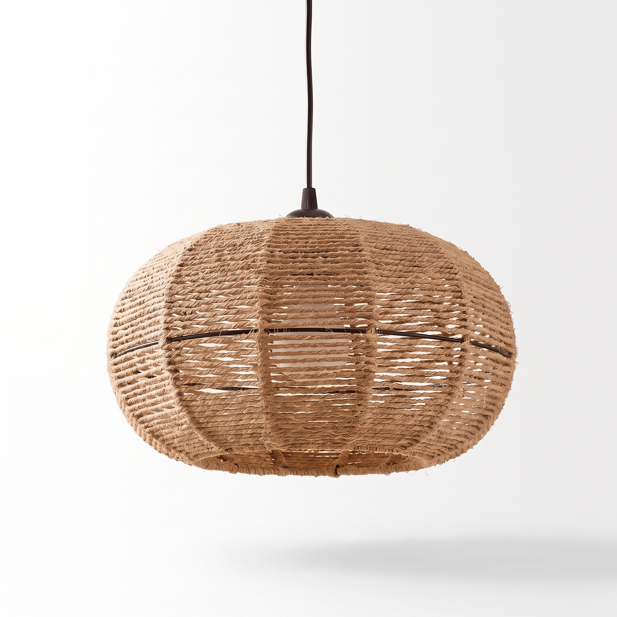Suspension tambour bohème en rotin sur fond blanc