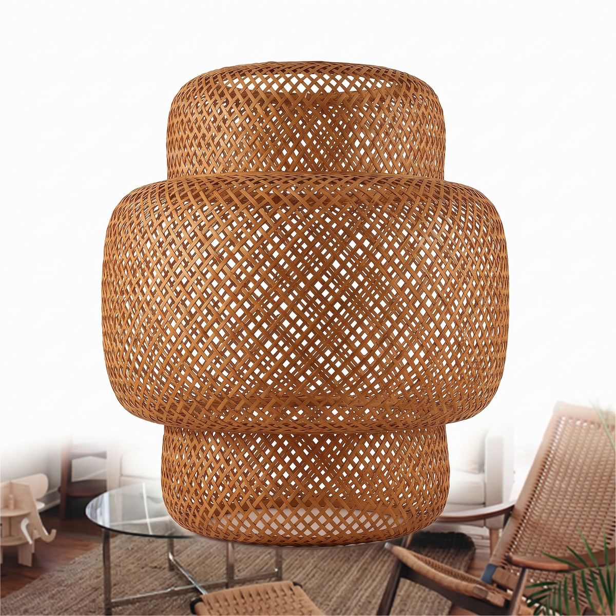 Luminaire en bambou tressé sur fond blanc