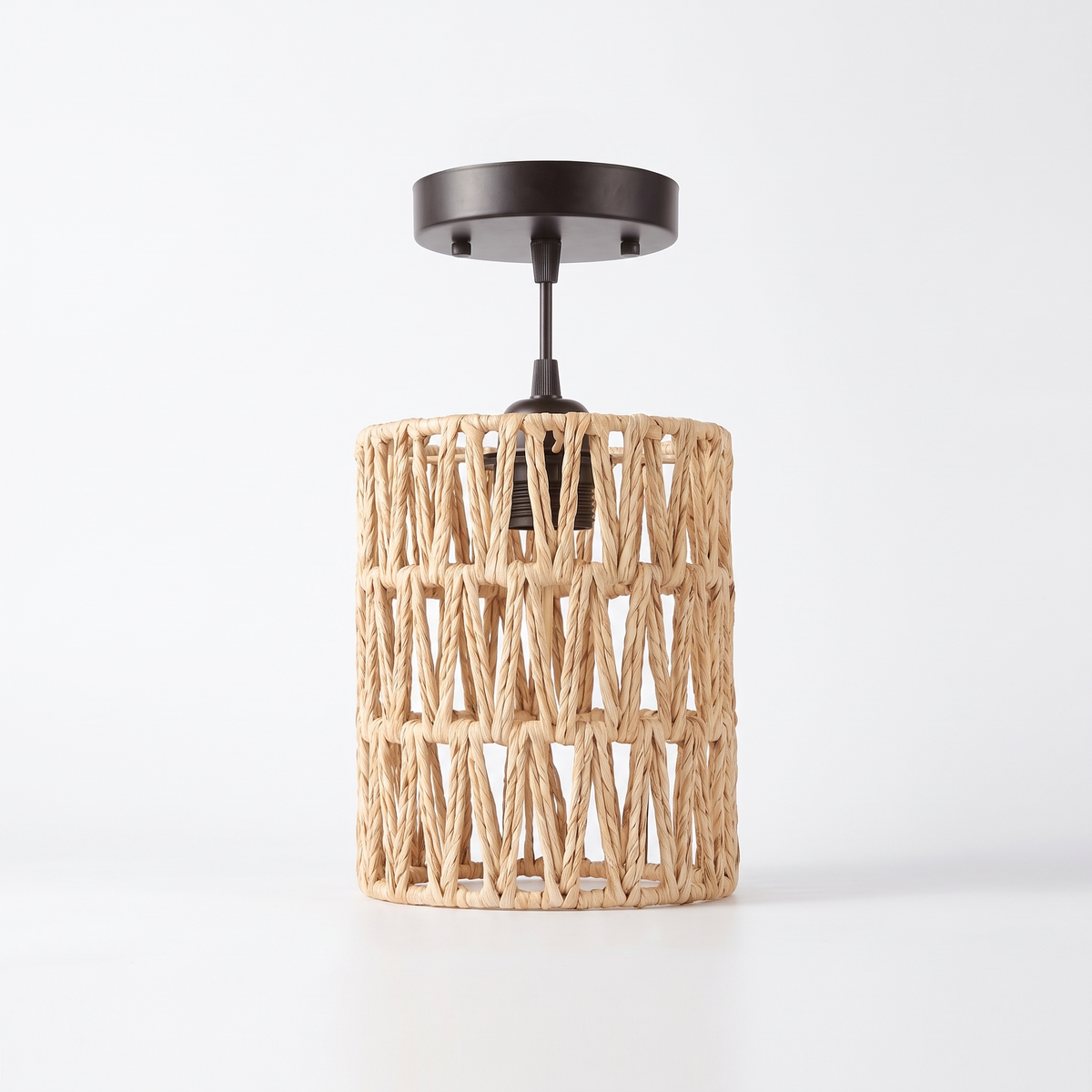 Mini plafonnier en rotin tressé sur fond blanc