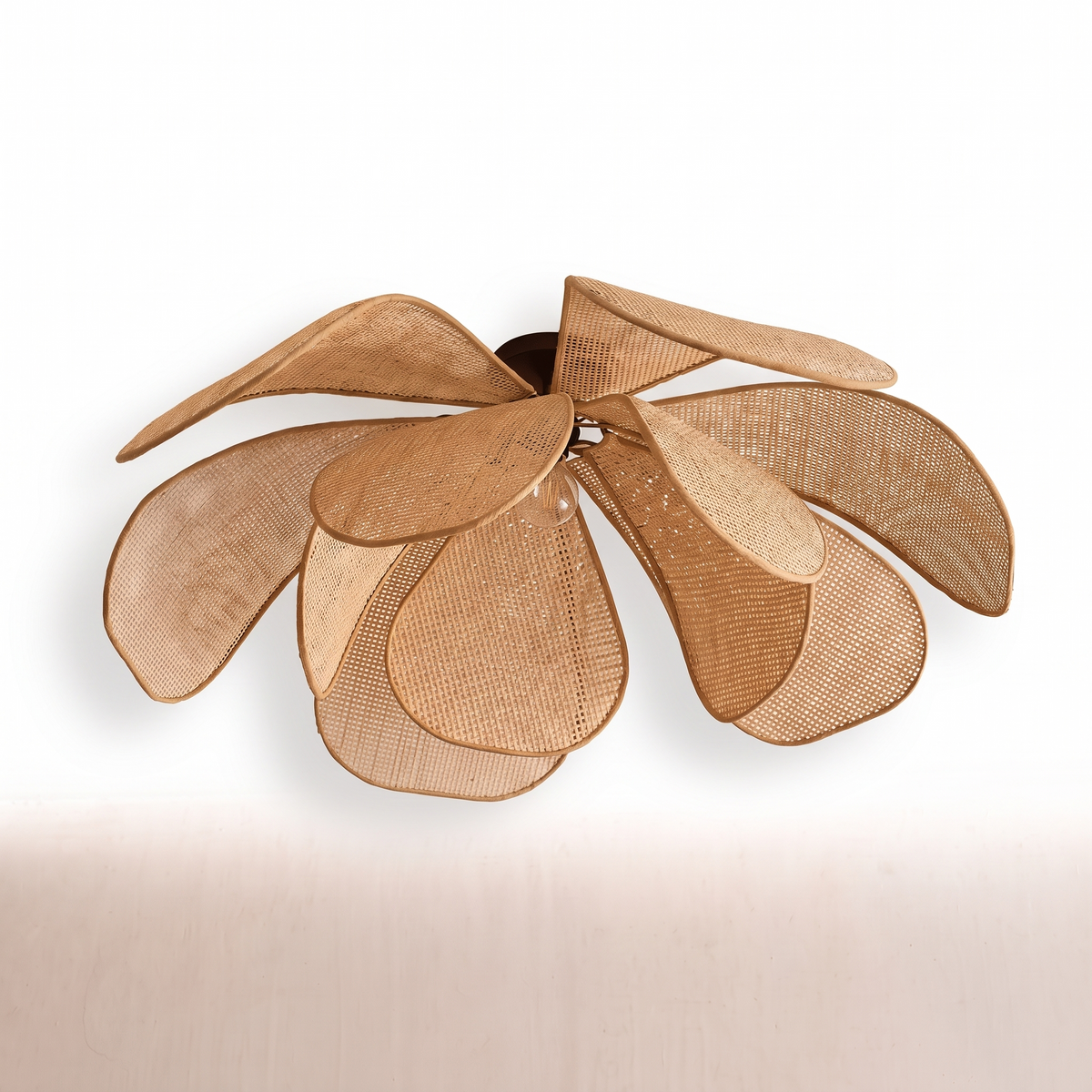 Plafonnier fleur en rotin sur fond blanc