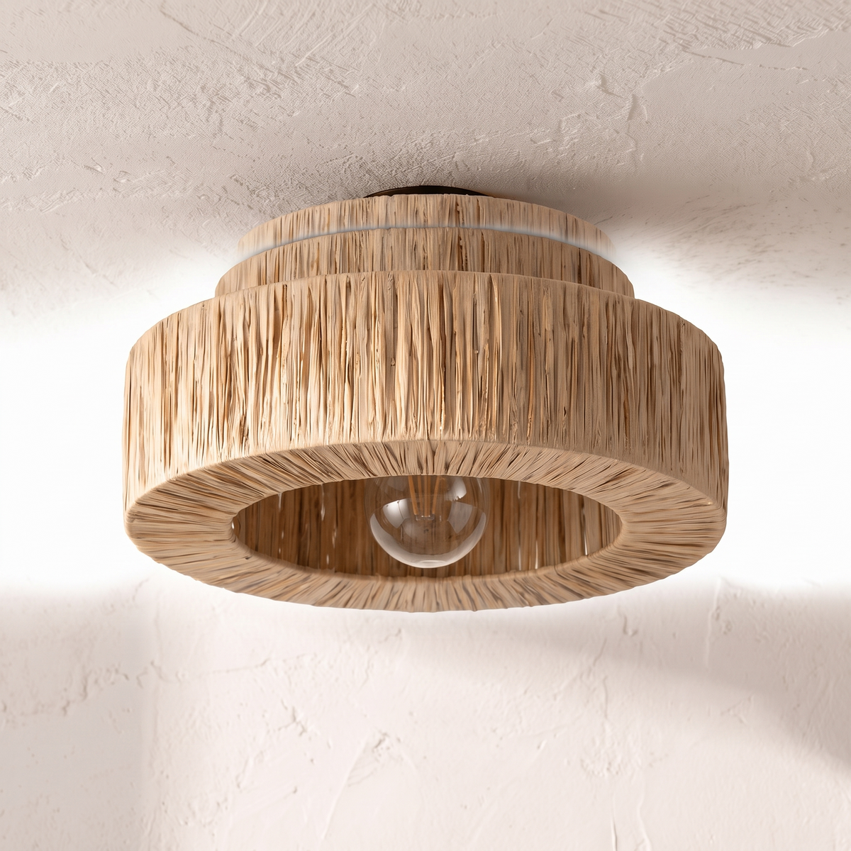 Plafonnier double tambour frangé en rotin sur fond blanc