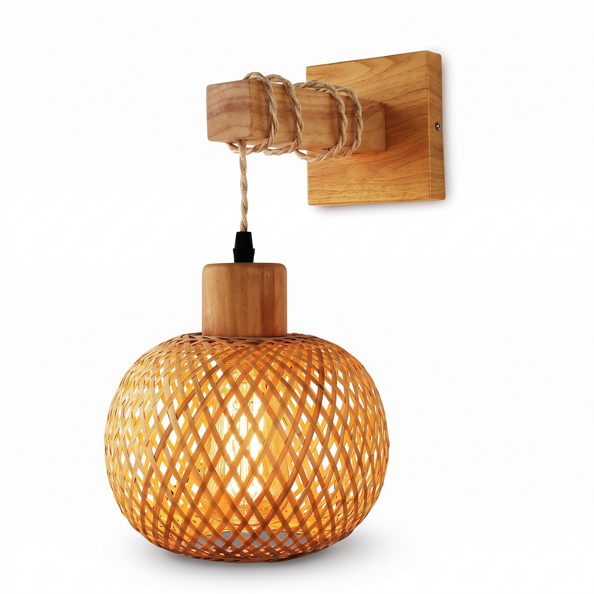 Applique en rotin et bois sur fond blanc