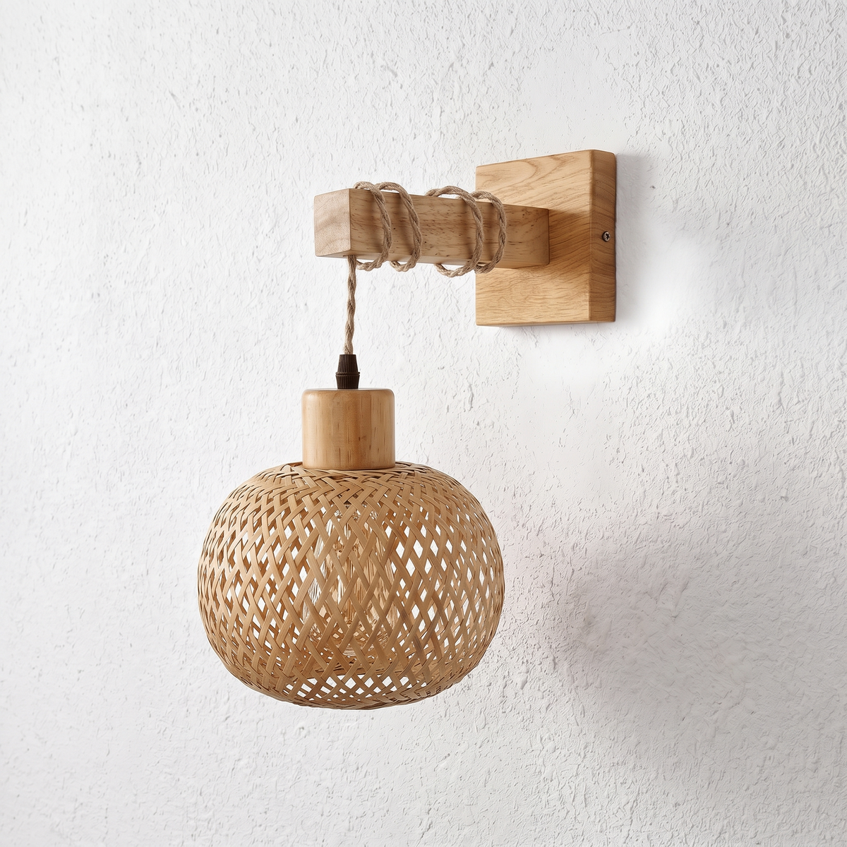 Applique sphère ajourée en rotin et bambou sur fond blanc