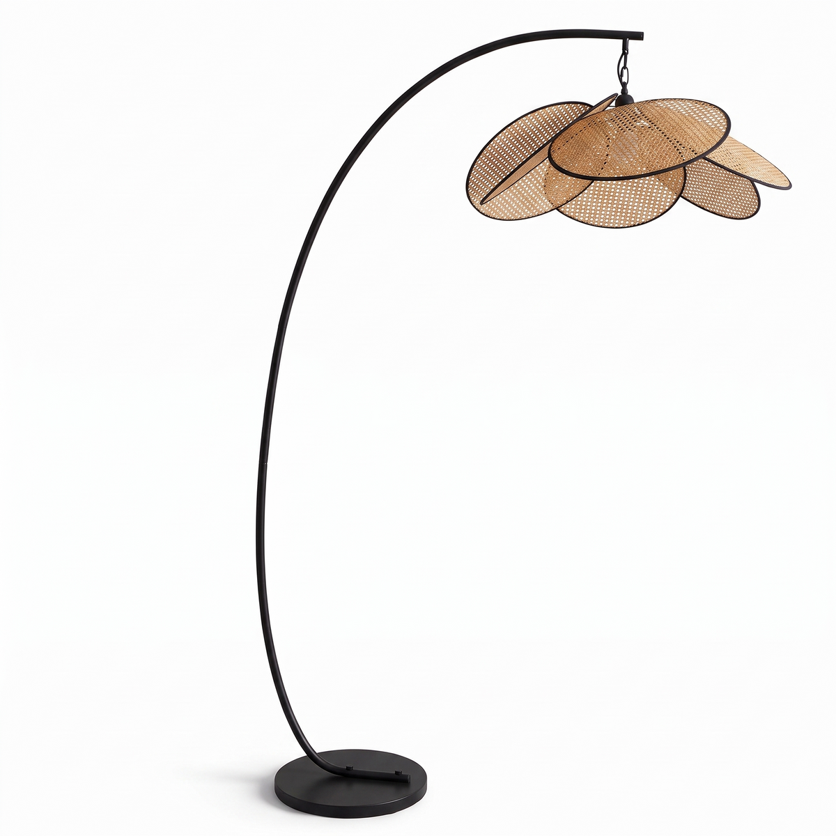 Lampadaire à pétales en rotin et métal noir sur fond blanc