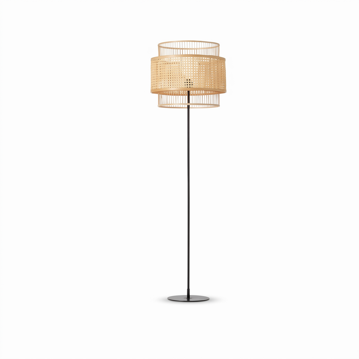 Lampadaire en rotin et métal sur fond blanc