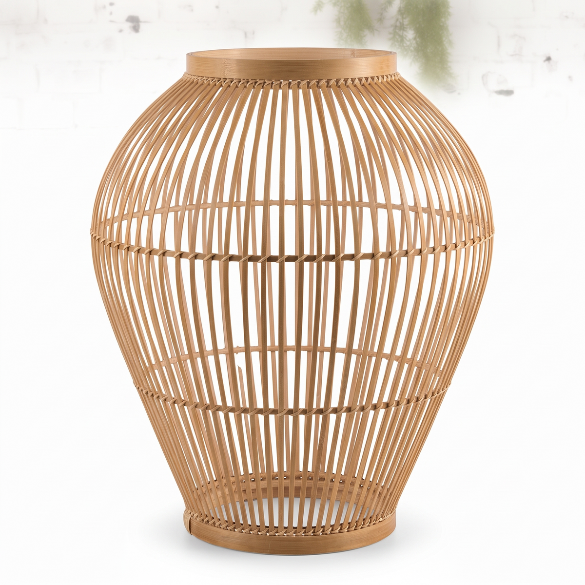 Lampadaire en rotin et bambou sur fond blanc