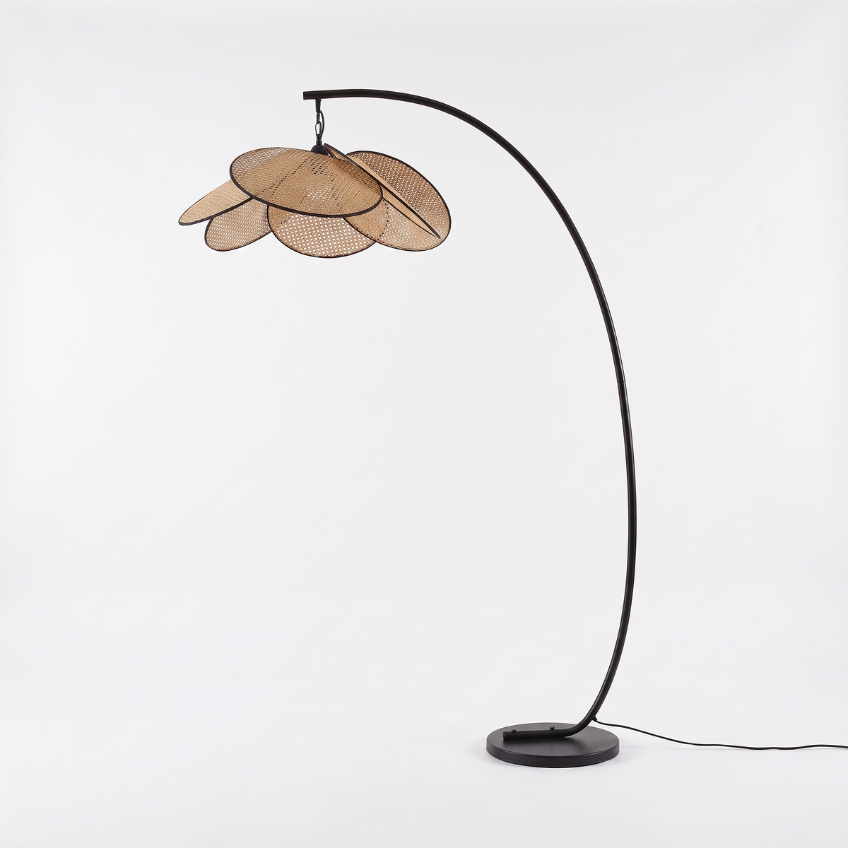 Lampadaire arche à pétales en rotin sur fond blanc