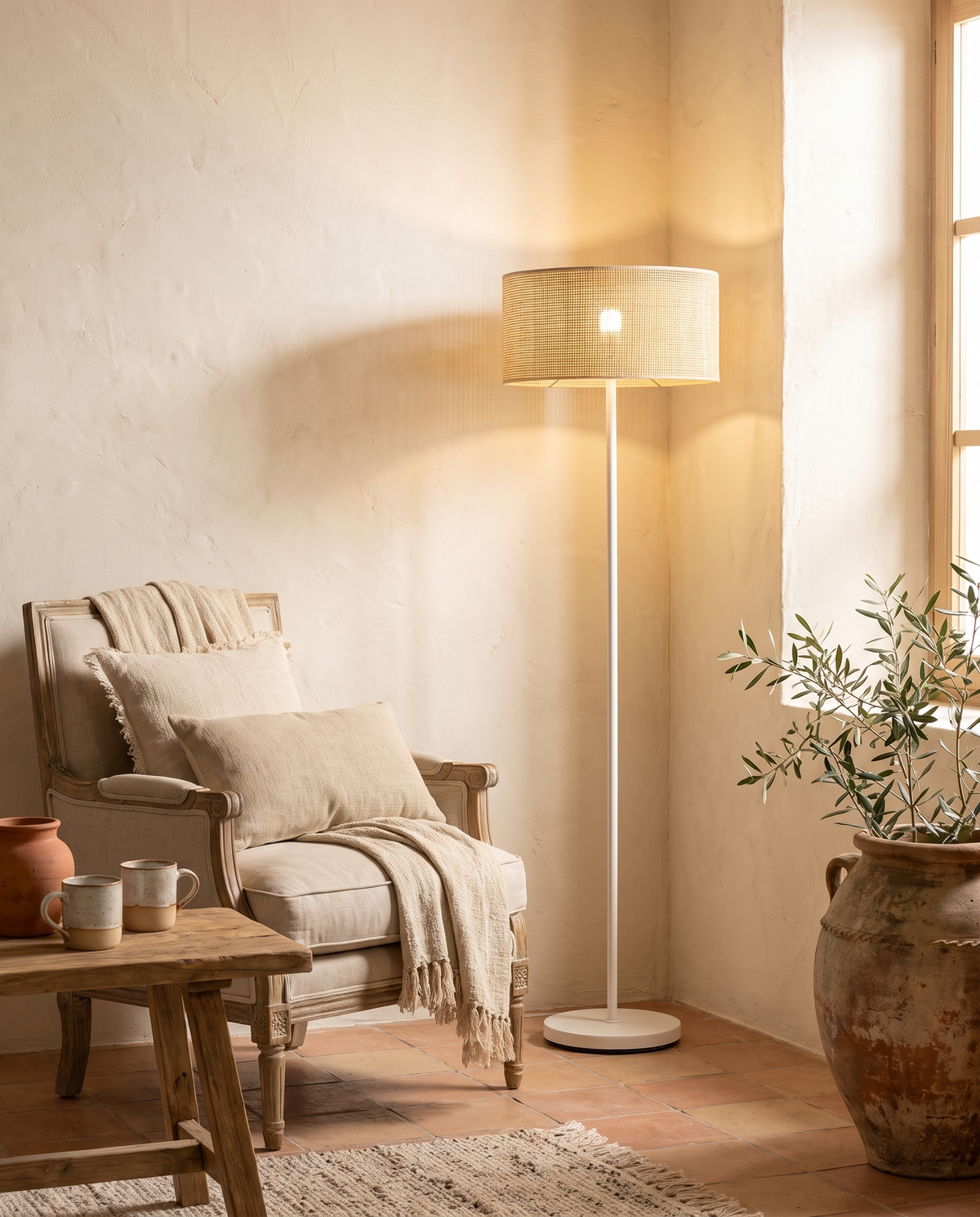 Lampadaire sur pied en rotin en situation dans un intérieur