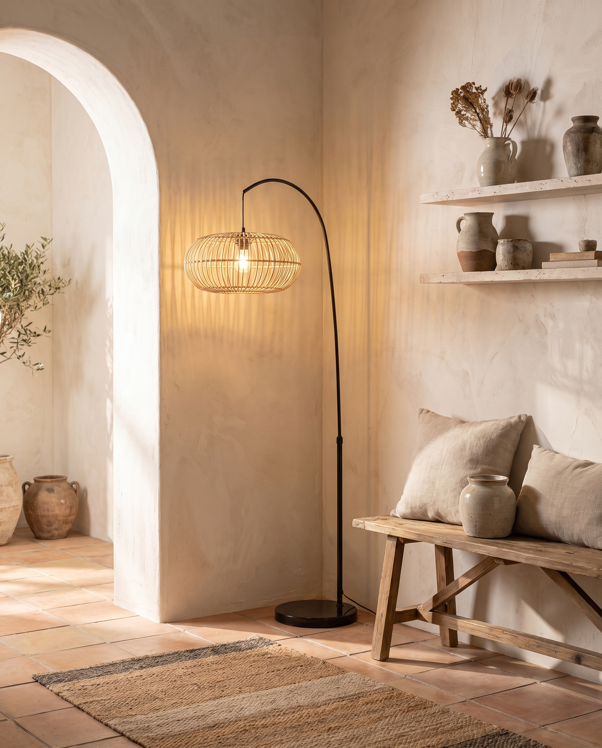 Lampadaire en rotin clair en situation dans un intérieur