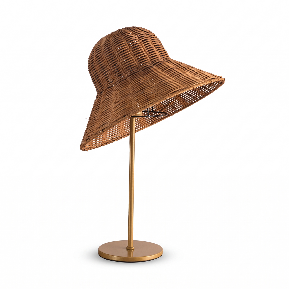 Lampe chapeau en rotin sur fond blanc