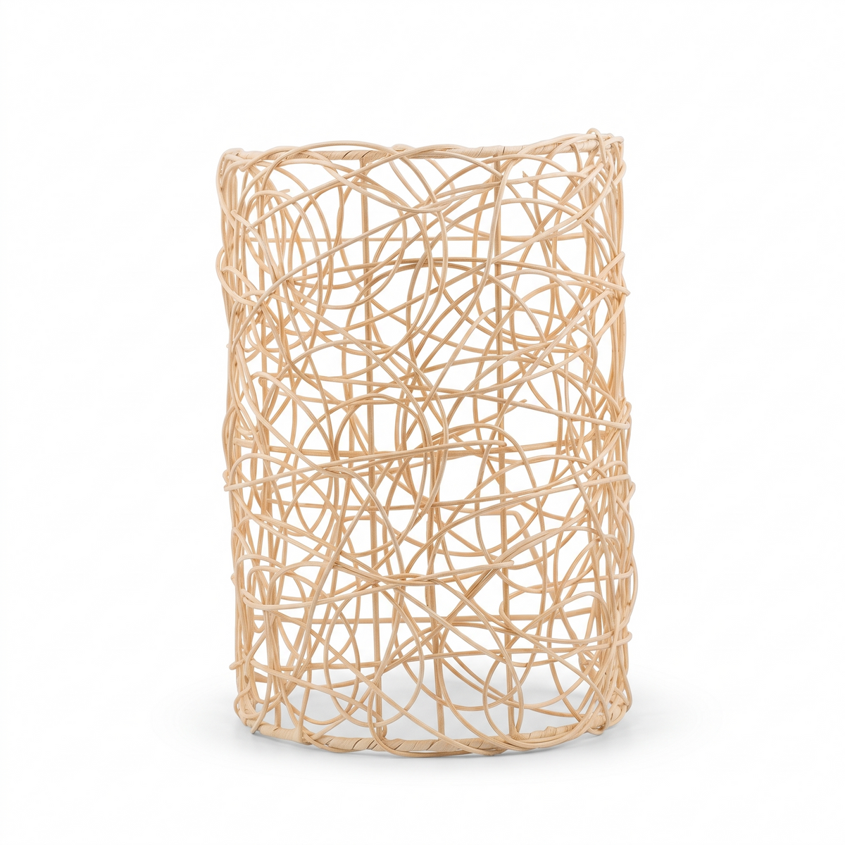 Abat-jour diffuseur en rotin pour lampe de chevet sur fond blanc