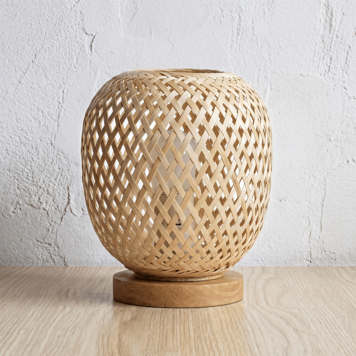 Lampe ovoïde en bambou tressé sur fond blanc