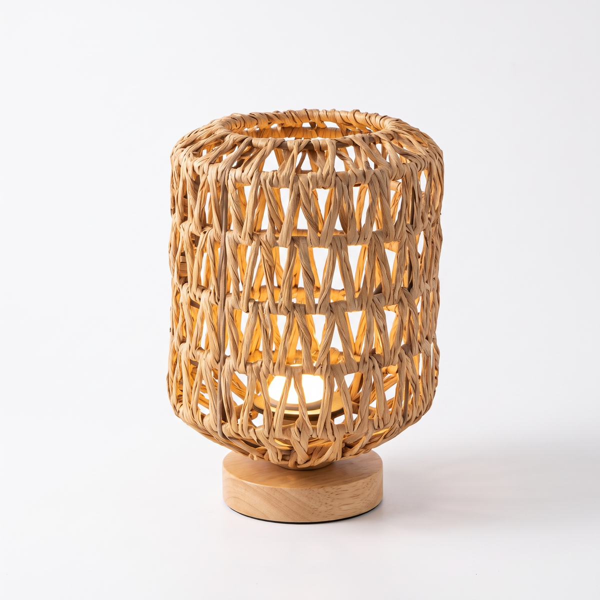 Lampe pagode en rotin sur fond blanc