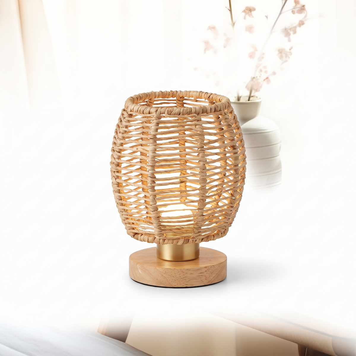 Lampe pagode en osier et bois sur fond blanc