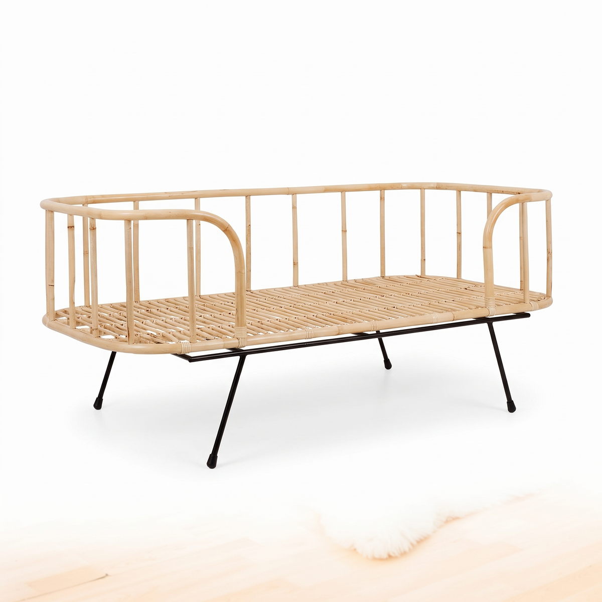 Banquette-lit en rotin et métal sur fond blanc