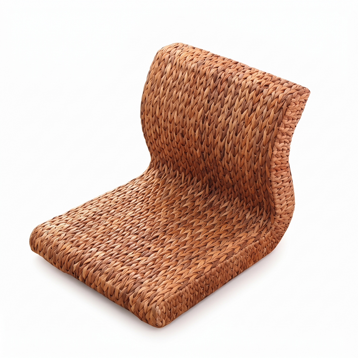 Assise basse en rotin et osier sur fond blanc