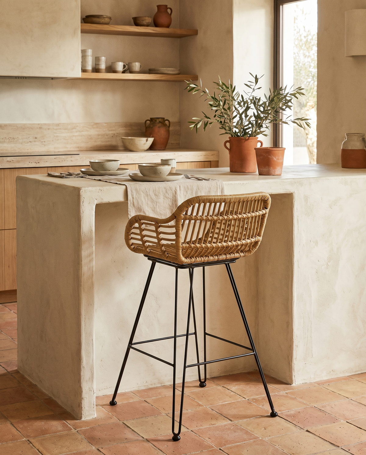 Chaise de bar en rotin et osier en situation dans un intérieur