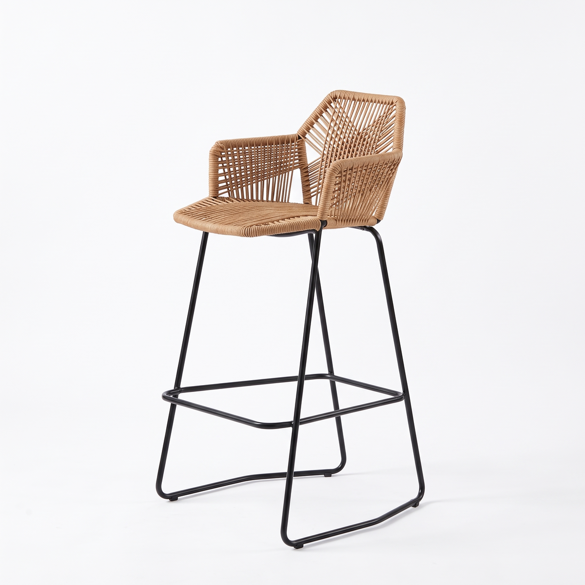 Chaise de bar en rotin et métal sur fond blanc