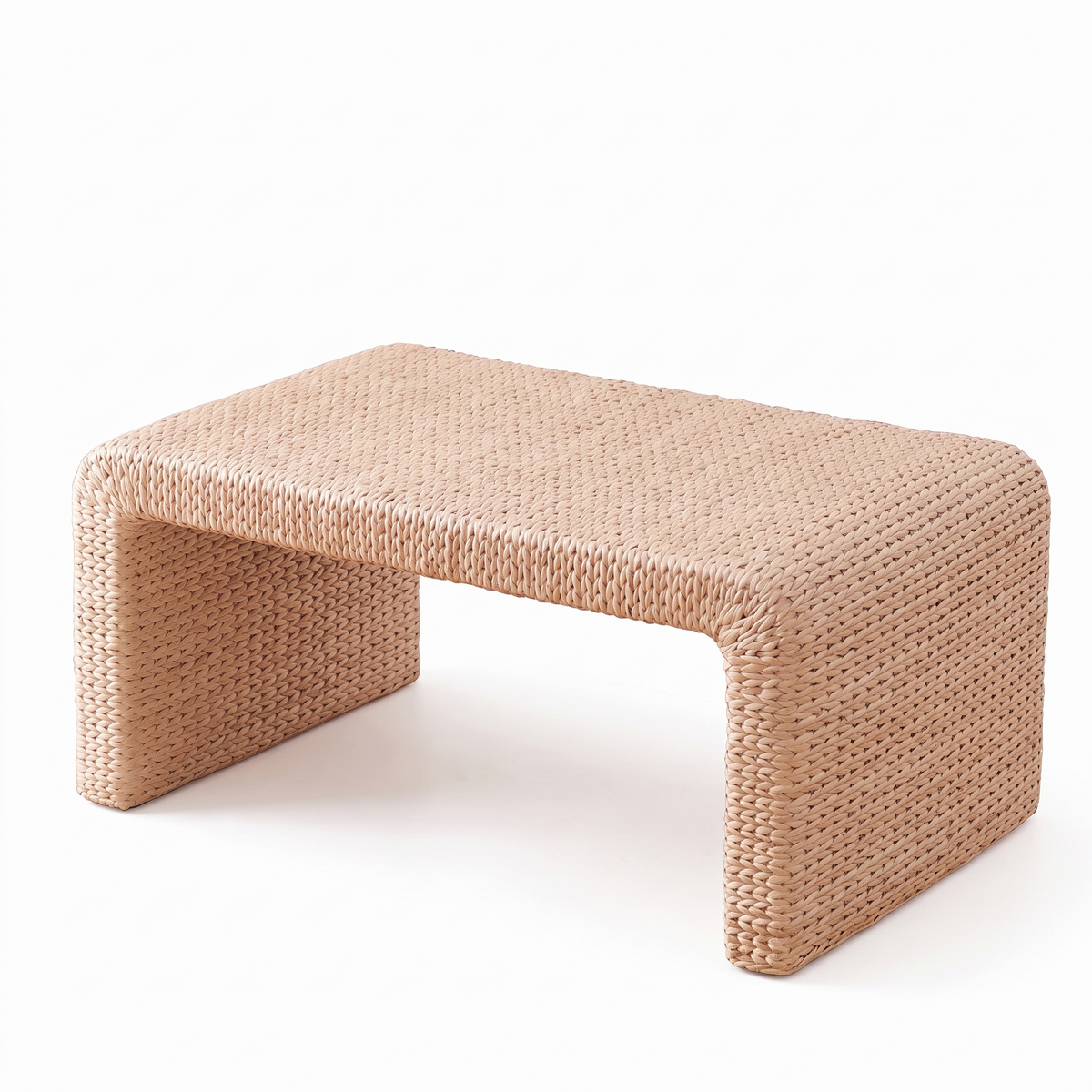 Table basse en osier sur fond blanc
