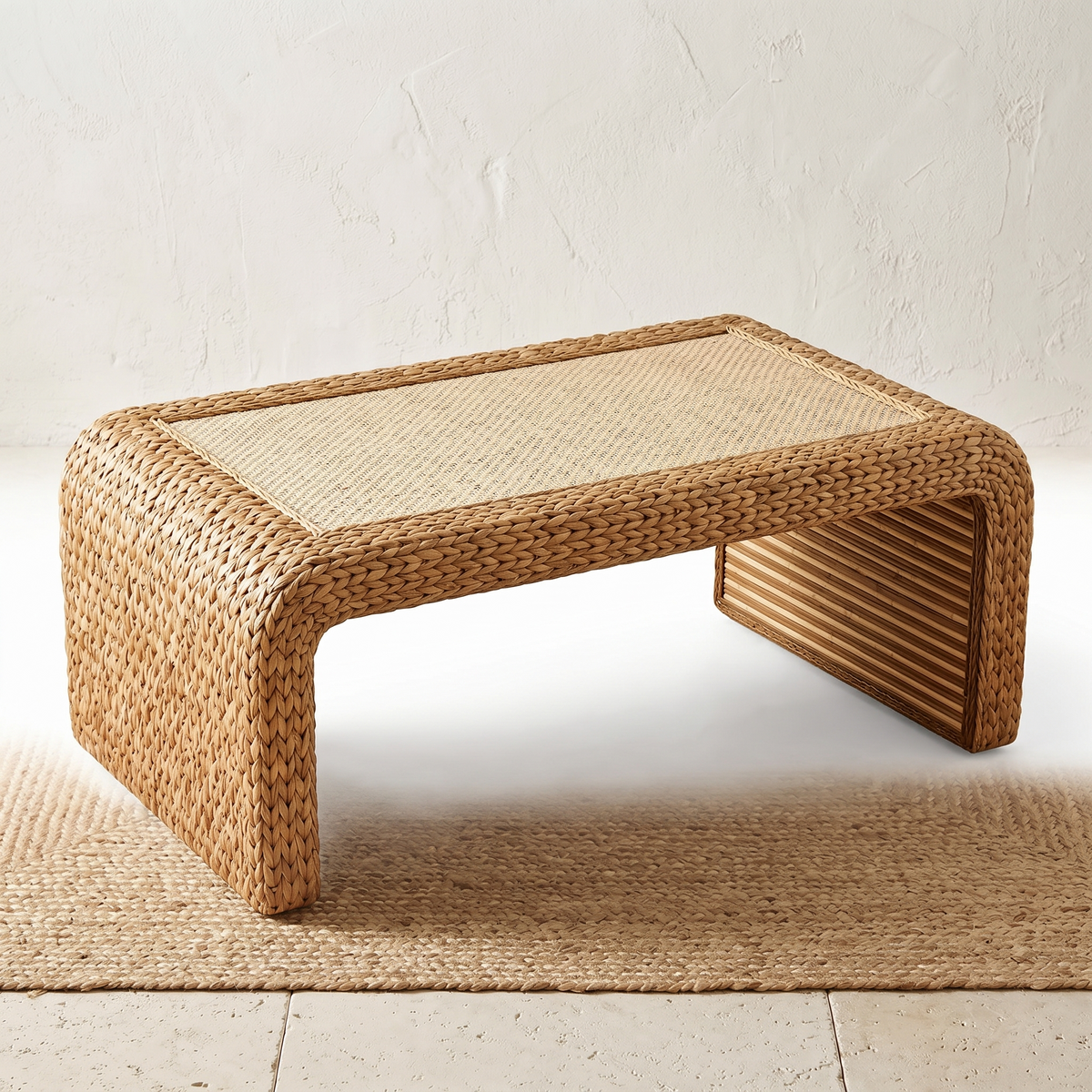 Table basse rectangulaire en rotin sur fond blanc