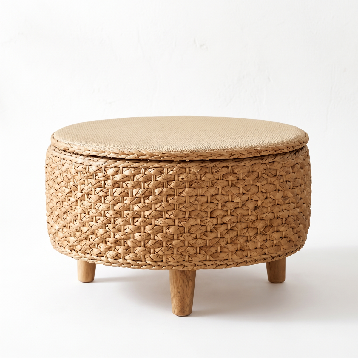 Table basse ronde en rotin avec rangement intégré sur fond blanc