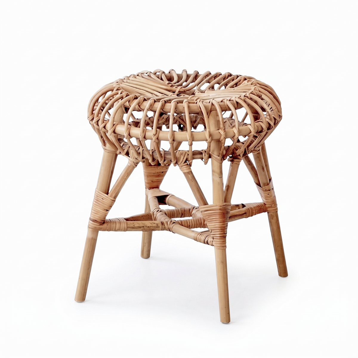 Tabouret rond en osier sur fond blanc