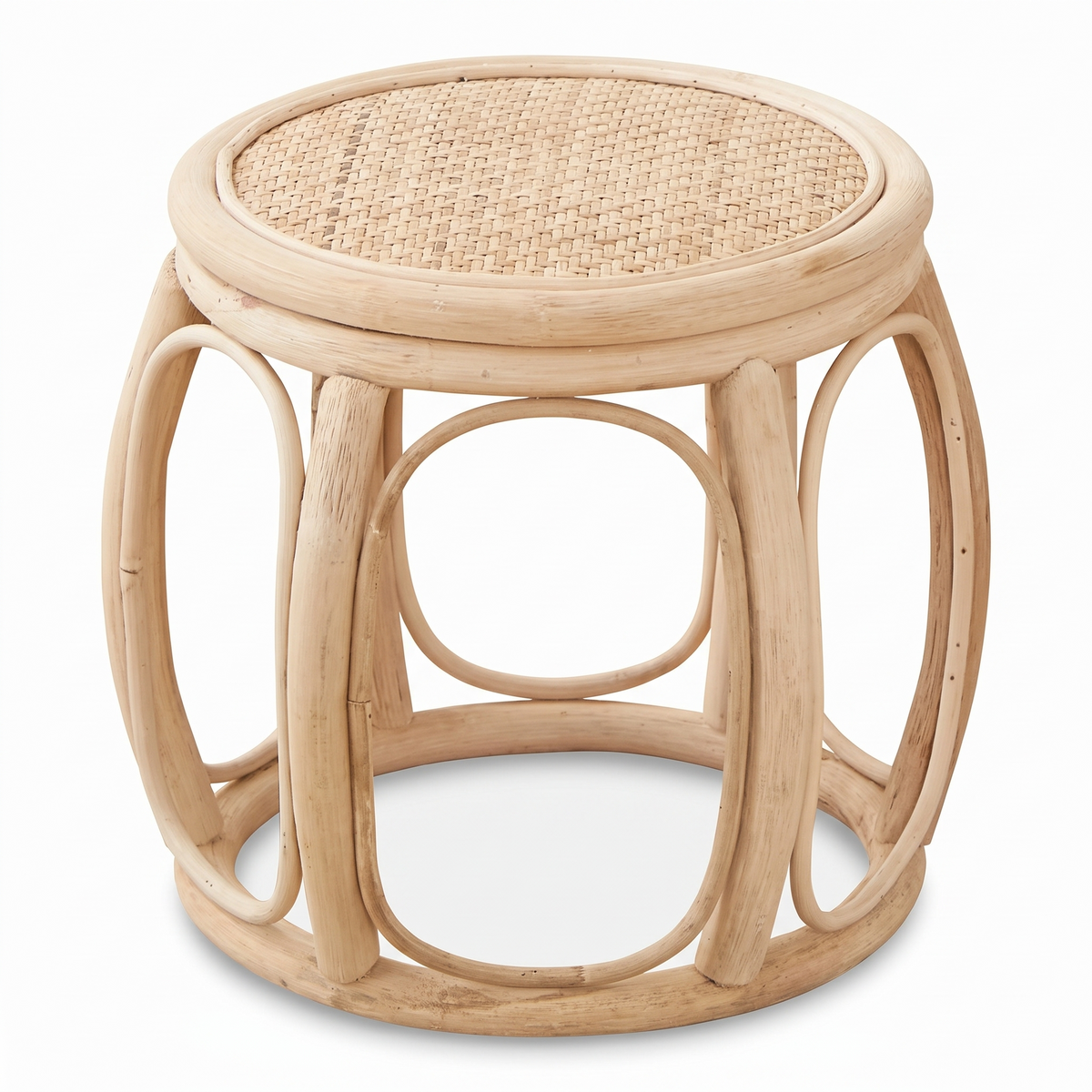 Tabouret rond en osier sur fond blanc