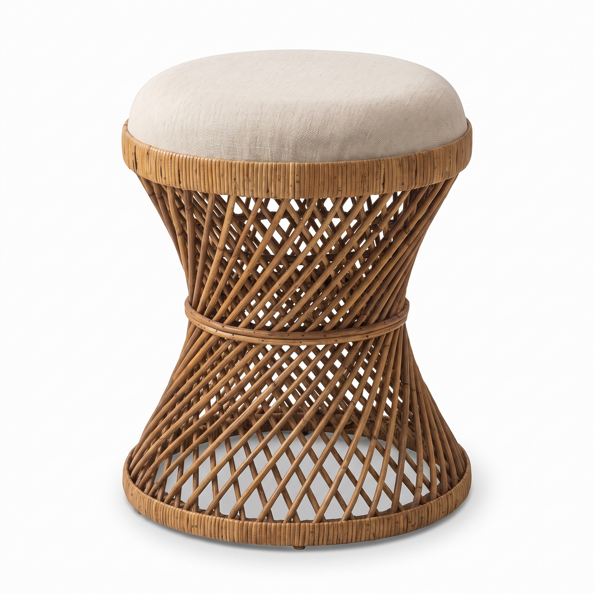 Tabouret sablier en osier sur fond blanc