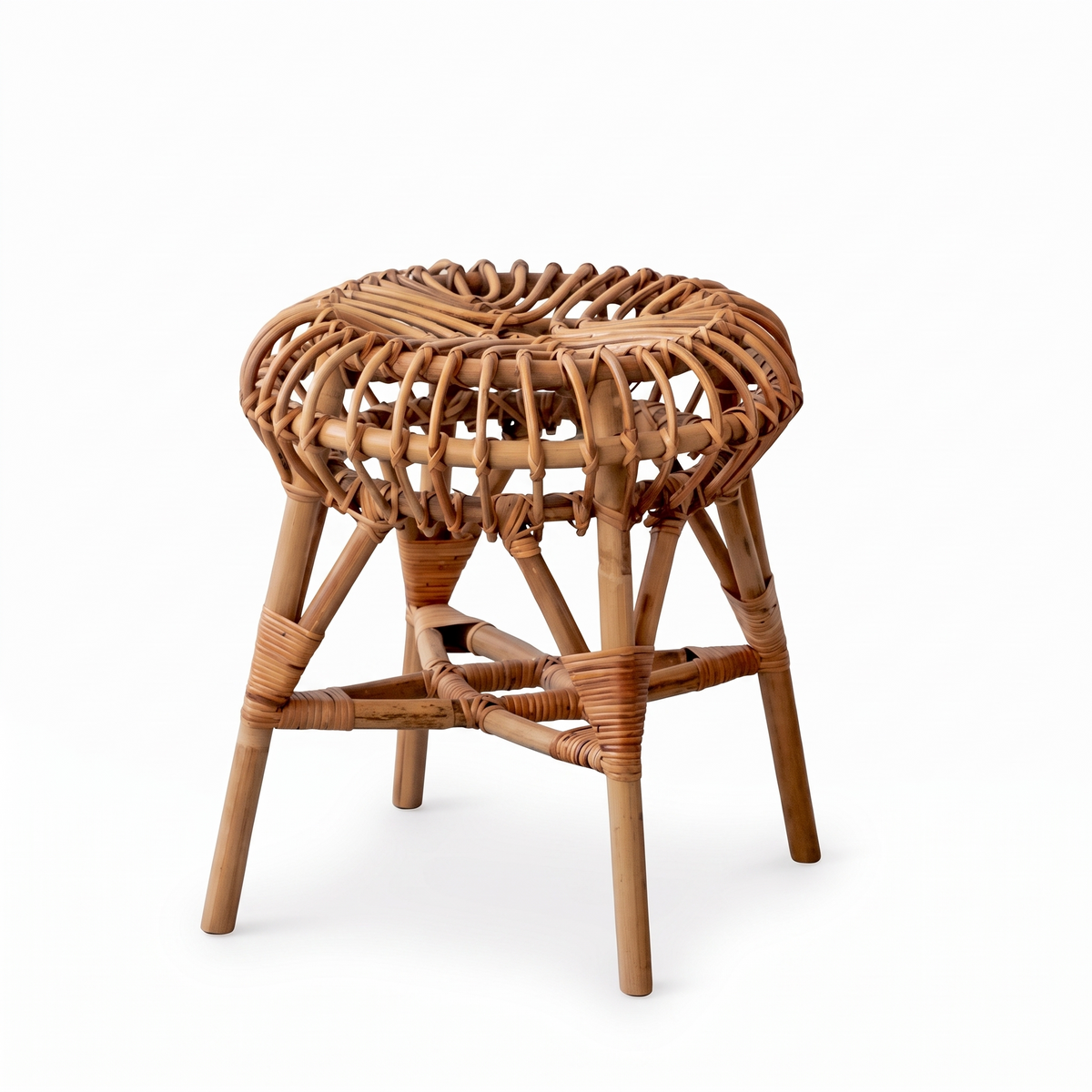 Tabouret design en rotin sur fond blanc